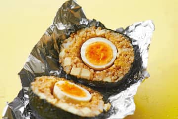 ゆで卵がドーン！ たんぱく質がしっかり摂れる「爆弾おにぎり」のレシピ