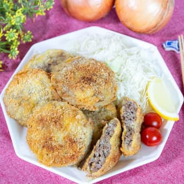 「人生で一番うまいメンチカツって言われた！」「これ、白米3杯どころか無限にいける！」玉ねぎに詰めて揚げるだけ！最強ジューシーおかずレシピ