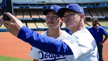 「何かがおかしいw」大谷翔平、ド軍集合写真で見せた“謎の真顔”が話題に　「お茶目な姿」とファン注目