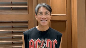 51歳・前園真聖、白髪まじりの“イケオジ”近影に反響　珍しい装いで「無茶苦茶痩せててカッコええな！」「さすが、ゾノさん」
