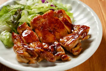 料理研究家ゆかり『照り焼きチキン』の作り方が初心者でも超簡単！ジューシーで家族大絶賛待ったなしの一品に「レンジ一発のおかずはとても有難い」「今夜はこれで決まり♪」の声