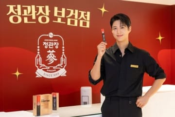 俳優パク・ボゴム、高麗人参ブランドの“一日店長”に変身！爽やかすぎる魅力で客を一網打尽