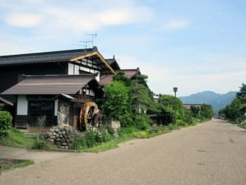 宿場町へタイムトリップ「道の駅 たくみの里 豊楽館」　地産フルーツに舌鼓！ 体験工房は20以上ある里山テーマパーク【群馬県みなかみ町】