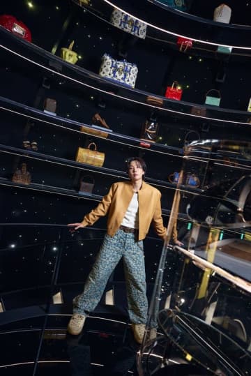 BTSのJ-HOPE、大阪で開催中の「ルイ・ヴィトン」展覧会に登場！“刺激的なひと時だった”