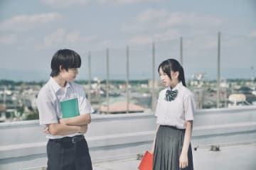 15歳から30歳、“心と体”が入れ替わったまま歩んできた日々を切り取った『君の顔では泣けない』場面写真