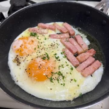 【もう普通の目玉焼きには戻れないッ！】「これ絶対にウマいやつじゃん」今すぐ食べたい！簡単目玉焼きアレンジレシピ3選