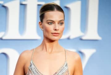 マーゴット・ロビー、ビーズでできた透けドレスを披露。新作映画のプレミアに登場