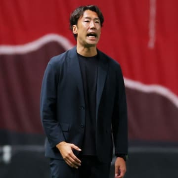 「ちょっとまだ心の整理が…」２人退場で衝撃の５失点完敗。コンサ指揮官は無念さをにじませる「選手の頑張りとサポーターの想いに応えられなくて残念です」