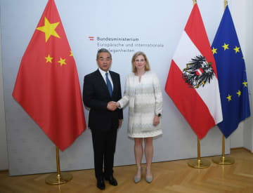 王毅氏、オーストリア外相と会談