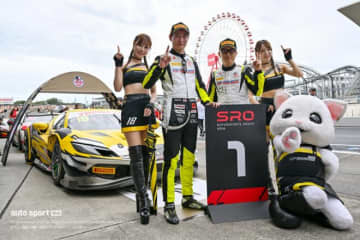 得意の“雨スリック”で逆転。AKITA／小林崇志組TEAM UPGARAGE with ACRがSROジャパンカップ第4ラウンド鈴鹿のレース1を制す