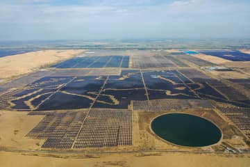 クブチ砂漠で環境に優しい発電　中国内モンゴル自治区
