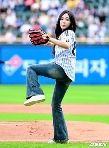 【PHOTO】BIBI、始球式に登場…愛らしい笑顔