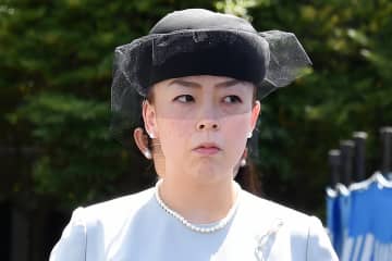 瑶子さま　“半袖パーカー”姿で人気俳優と「密着ショット」。悠仁さま成年式翌日に訪問された「意外な場所」