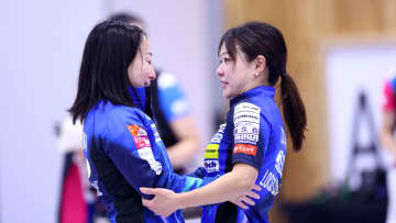 「さっちゃんはこの経験でまた強くなった」五輪逃したロコ・ソラーレは藤澤五月と吉田知那美が涙の抱擁　勝者のフォルティウスをたたえる