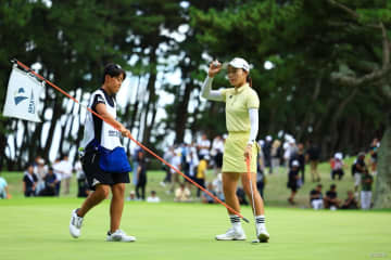 佐藤心結はかわいい後輩のエールに発奮 “緊張しい”の桑木志帆もトップ並走