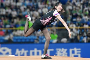 プロ雀士の岡田紗佳　脚を極限まで上げて始球式「気楽にできました」ヤクルト―ＤｅＮＡ戦