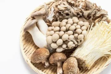 【きのこを大量に買ってきて！】フライパンで蒸すだけで激ウマ。きのこと豚肉の簡単おかずレシピ