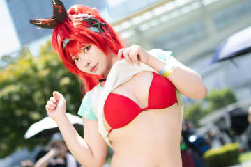 【コスプレ】鮮烈なまでに赤が映える夏衣装！スタイル抜群な『NIKKE』レッドフードの魅惑ボディに目が釘つけ【写真8枚】