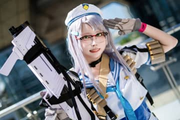【コスプレ】『NIKKE』ネオンがフレッシュさ全開！公式ブースに立ちたい美少女の夢は叶うのか【コミケ106】