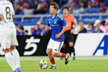 J１残留を争う横浜FM、鈴木冬一が一発退場…。PA内で背後から相手を倒しPK献上→VAR介入でレッドカードに
