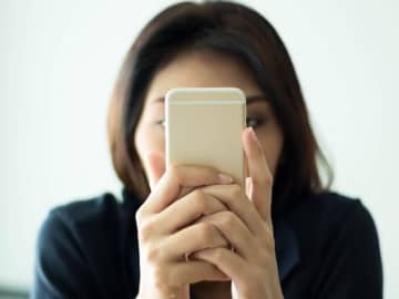 スマホ使用の条例案も……大学生3割にリスク？ 海外研究から見る「スマホ依存になりやすい」5つの性格