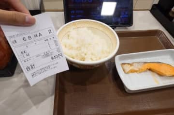 牛丼屋で珍事…投稿主「牛丼頼んだらこれ出てきてフリーズした」提供されたのは「白米と鮭」そのシュールな光景がSNSで話題に