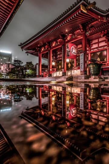 雨の日に見られる浅草寺の真の姿か。地面に反射した光景が「異世界みたい！！！」と現実離れした美しさが話題沸騰