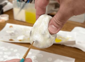 【食べられません】え、これ木彫り！？指でつまんだ木彫りの豆大福、あまりの完成度に二度見必至！？