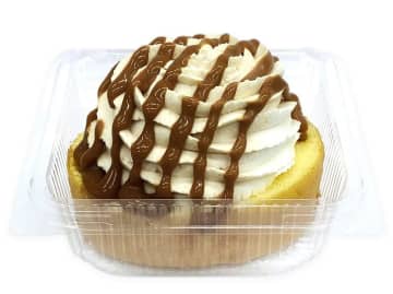 ロールケーキにホイップクリームとスポンジケーキをたっぷり盛って、濃厚キャラメルソースをかけて538kcal! セブン‐イレブンが「クリーム盛り ロールケーキ」を発売