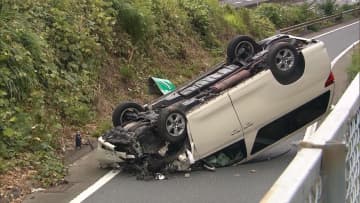 高速道路で車がひっくり返る事故 脇見運転が原因か　横浜市港南区