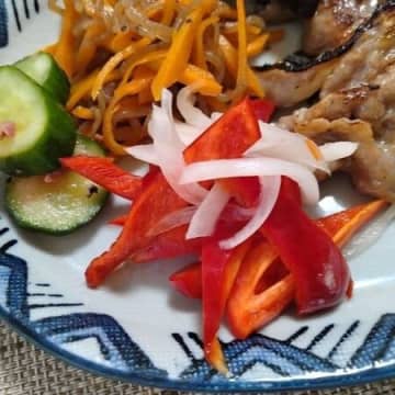 すだちの香りをプラスしたパプリカとたまねぎの甘酢漬け