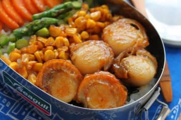栄養も彩りも◎ごはんにのせるだけで完成「のっけ弁」レシピ3つ
