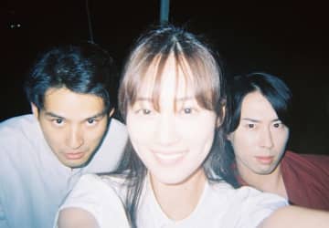 水上恒司＆山下美月＆宮舘涼太(Snow Man)らキャスト陣が互いを撮影『火喰鳥を、喰う』貴重なオフショット