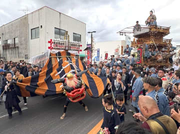 幌獅子、威勢良く　石岡のおまつり開幕　茨城