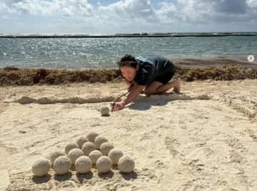 岩井千怜、オフショットを披露！砂浜で？