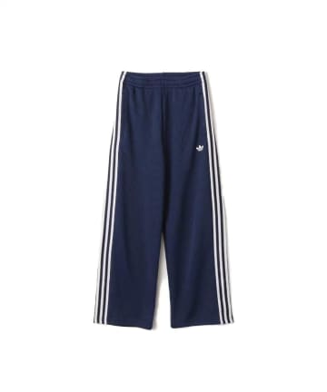 【adidas】大人コーデに効く！ 素材で楽しむ「変わり種トラックパンツ」