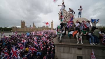 極右の反移民デモ、警官隊と衝突　英首都ロンドン