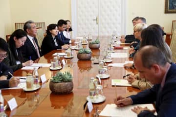 スロベニア大統領、王毅氏と会見