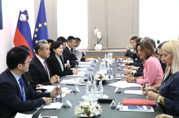 王毅氏、スロベニア副首相兼外務・欧州相と会談