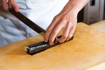 料理人・笠原将弘『のり巻き』”完璧な巻き方”を公開！現役板前が実践する「プロのワザ」を伝授…ベテラン主婦も”目からウロコ”と大注目「これは永久保存版」「知りたかったことが満載」