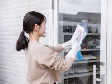 サッシ掃除がラクになるアイテムに「これ考えた人天才」「もっと早く知りたかった」【窓掃除テク4選】
