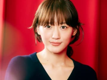綾瀬はるか、太ももチラ見えのレザーミニ美麗ショットに反響「インパクトがあって素晴らしい」
