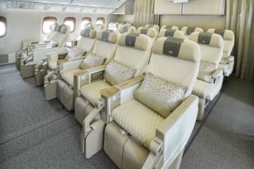 エミレーツ航空、プレエコ特典航空券導入　アップグレードも