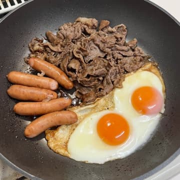 【目玉焼きはこうやって食べるとマジでウマい】「濃いめの味付け最高だわ」「家族が秒で食べた」忙しい日でも助かる！月見焼肉風炒めのレシピ