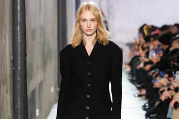 ヌメロ ヴェントゥーノ 2025-26年秋冬コレクション - 装飾を越えた”リボン”