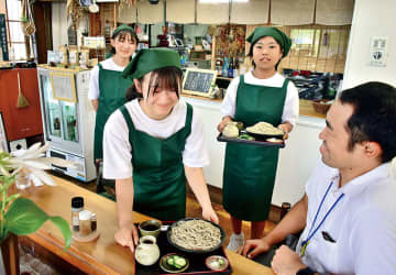 また挑戦したい…秩父の中学1年生が職場体験　道の駅客らで連日にぎわうソバ店には3人　笑顔を絶やさず、丁寧に接客　清掃、品出しなど学ぶ