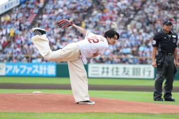 楽天、渡邊圭祐さんが今季2度目の始球式「ワンバウンドしてしまいとても悔しい」
