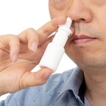 花粉症の鼻スプレーでコロナ予防？ 450人を56日間追跡調査