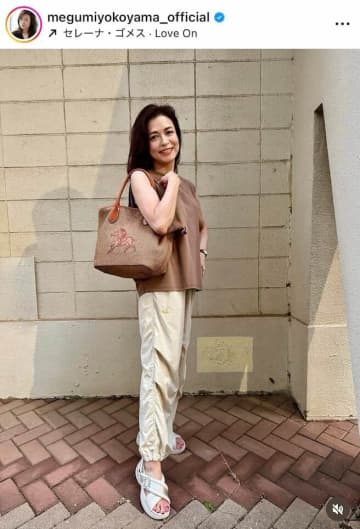 横山めぐみ56歳、しっぽり涼やか浴衣姿で色ダダ漏れ...グラスを手に　「色っぽい」「美しすぎです」