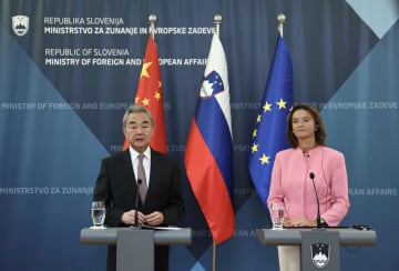 王毅氏、スロベニア副首相兼外務・欧州相と共同会見